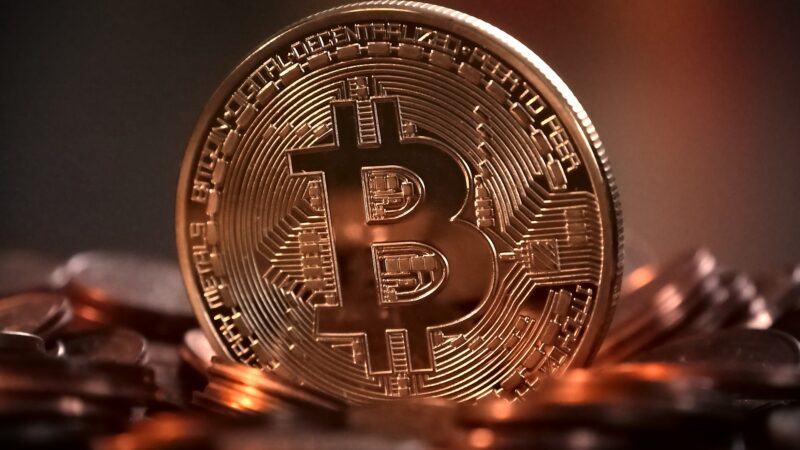 Bitcoin prolonga fuerte alza de 2020 y toca récord de 28,600 dólares.