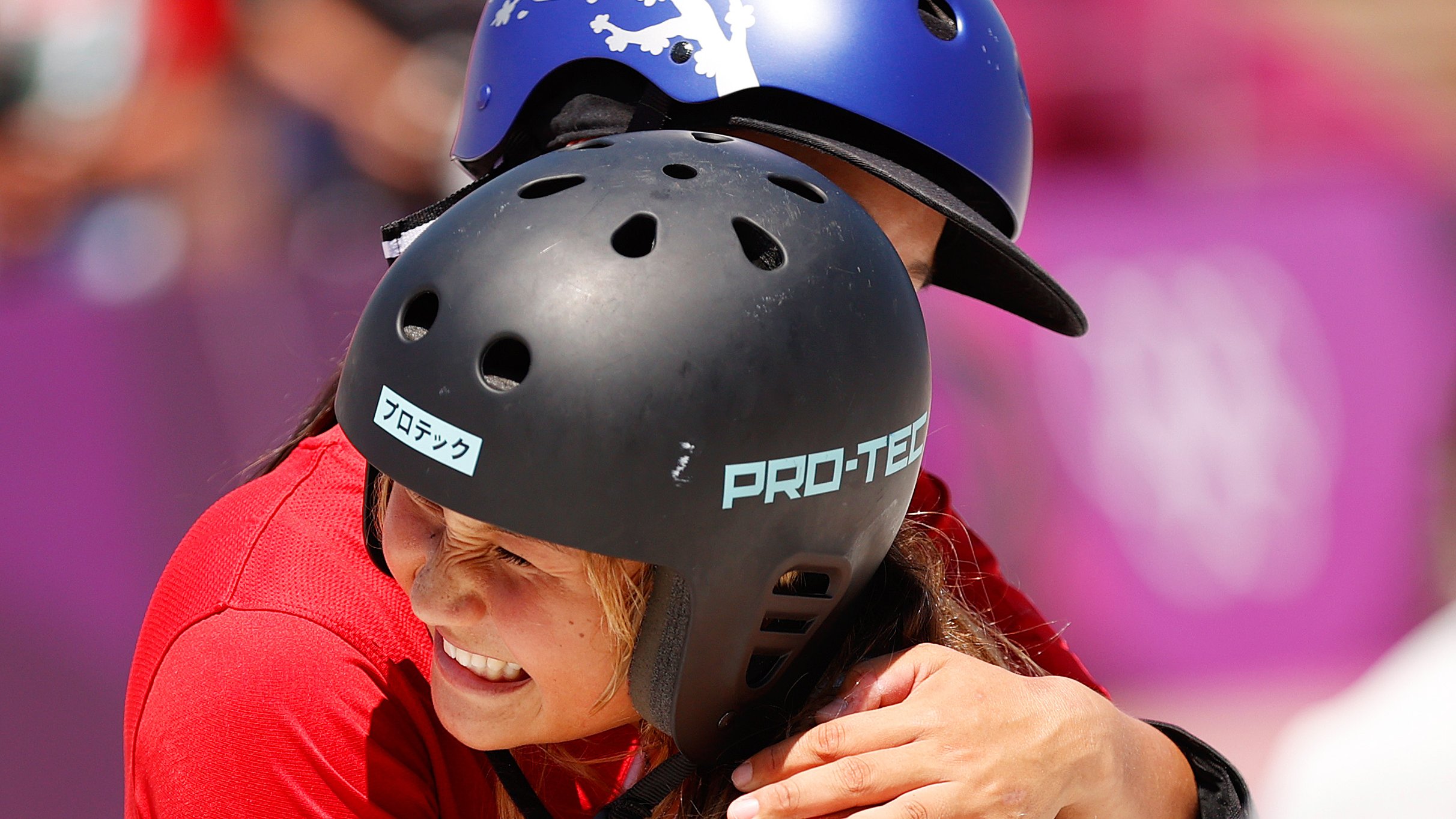 Niñas de 12 y 13 años suben al podio en el skate Olímpico.