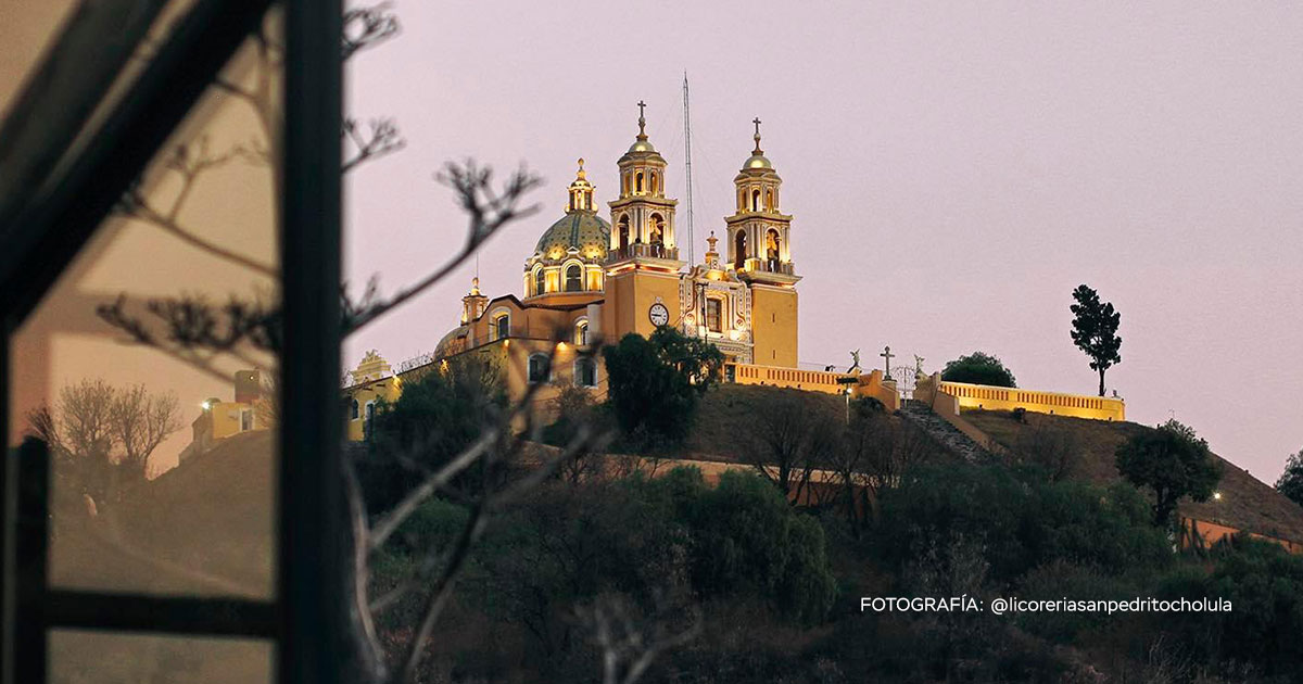 El rooftop de este bar, tiene la mejor vista hacia la pirámide de Cholula