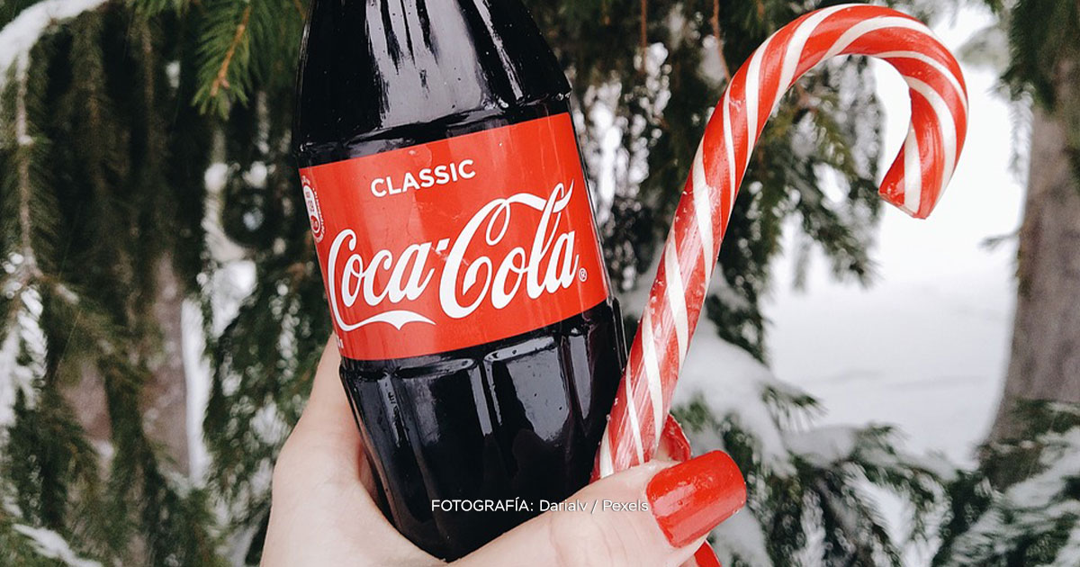 Siente la Navidad con estilo: Coca-Cola revela sus encantadores vasos y termos festivos para el 2023.